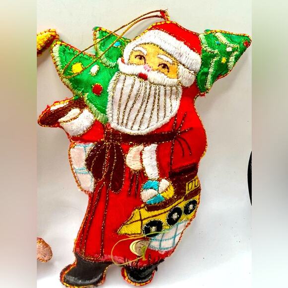 Set of 6 embroidered 3D vintage fabric ornaments - Picture 4 of 7